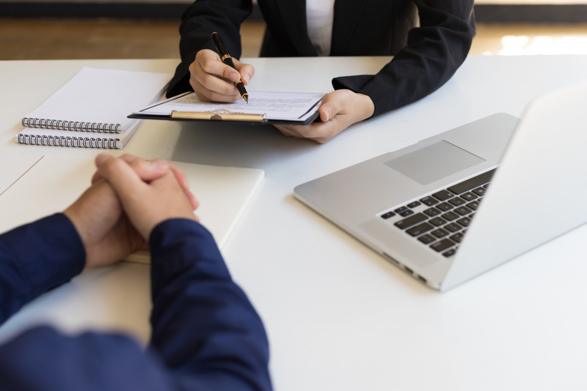 L'employeur n’est pas tenu d'informer le salarié qu'il a le droit de se taire lors de l' entretien préalable